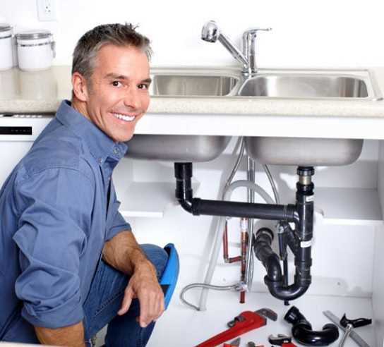 Tecnico qualificato per il servizio di disostruzione scarichi Catania durante la riparazione e sturatura del lavabo in cucina.