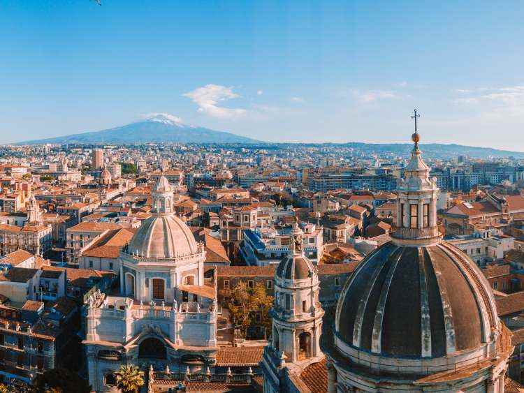 Panorama di Catania con la Basilica e l'Etna per la pagina contatti di Idraulico Catania